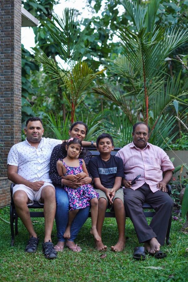 Athirapilly On The Rocks Hotel Athirappilly Exterior foto