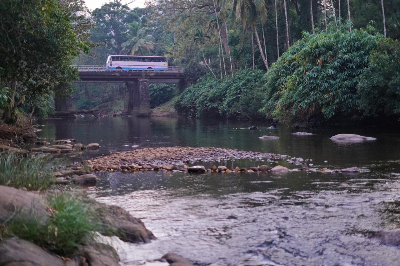 Athirapilly On The Rocks Hotel Athirappilly Exterior foto